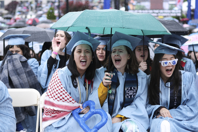Sinh viên Đại học Columbia, New York, dự lễ tốt nghiệp giữa trời mưa ngày 21/5. Ảnh: AP