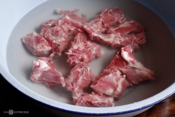 Có nên ngâm xương thịt trước khi nấu ăn?