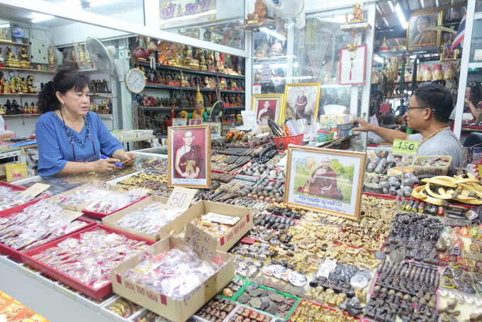Bên trong khu chợ chuyên bán bùa, tượng Phật ở Bangkok. Ảnh: Pilar