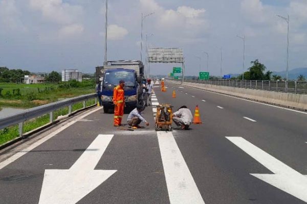 Vạch kẻ đường mới trên cao tốc Vĩnh Hảo – Phan Thiết: Cải thiện an toàn