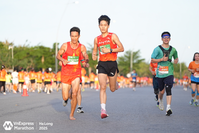 Lê Trọng Phú chân trần so kè với top 3 - tuyển thủ trẻ Vũ Minh Đức. Ảnh: VM