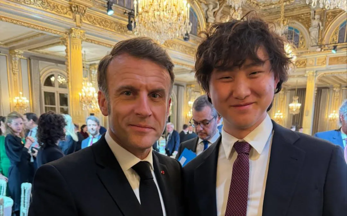 Tổng thống Pháp Emmanuel Macron (trái) và Alexandr Wang. Ảnh: X/Alexandr Wang