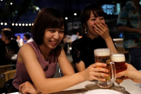 Cai rượu bia cùng nhau: Câu chuyện phụ nữ Nhật Bản