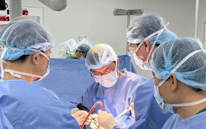 Bác sĩ Thành thay khớp háng cho anh Thắng. Ảnh: Bệnh viện Đa khoa Tâm Anh