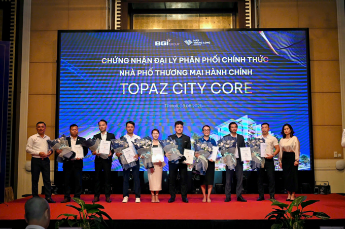 Đại diện các đơn vị phân phối dự án Topaz City Core. Ảnh: Max Thăng Long