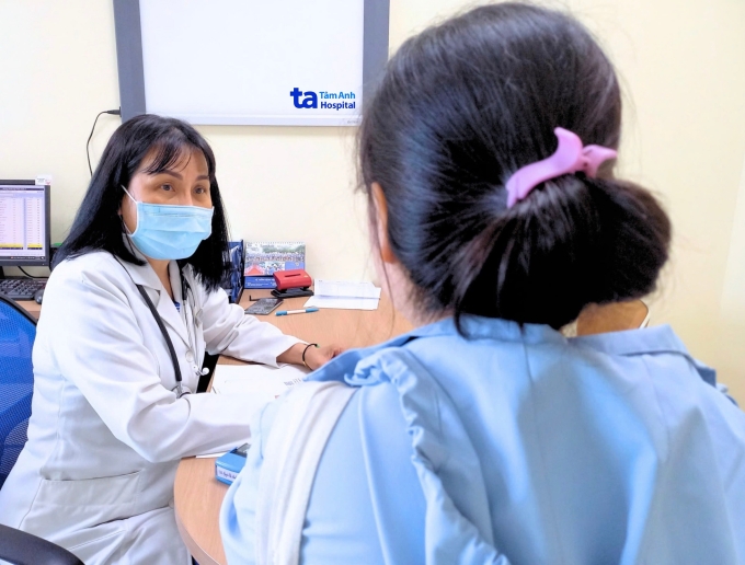 Bác sĩ Minh Đức khám cho một người bệnh. Ảnh minh họa: Bệnh viện Đa khoa Tâm Anh