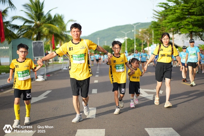 Gia đình anh Bùi Cao Lợi (thứ hai từ trái sang) du lịch kết hợp tham gia giải chạy tại Quy Nhơn. Ảnh: VnExpress Marathon