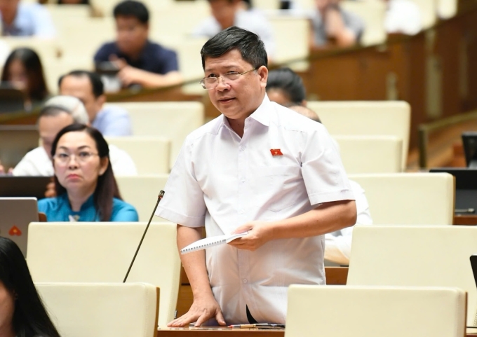 Ông Tạ Văn Hạ, Phó chủ nhiệm Ủy ban Giáo dục và Văn hóa tranh luận tại phiên chất vấn Bộ trưởng Tài chính, sáng 19/6. Ảnh: Giang Huy