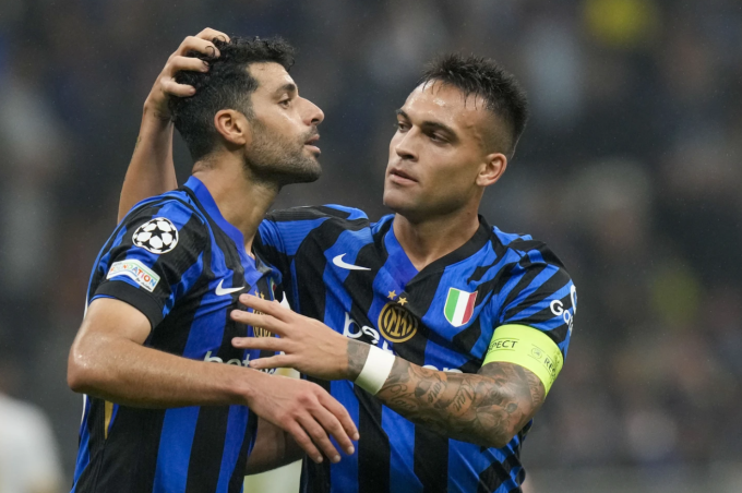 Mehdi Taremi (trái) chia vui cùng Lautaro Martinez trong trận Inter Milan gặp Red Star tại sân vận động San Siro, Milan, Italy ngày 1/10/2024. Ảnh: AP