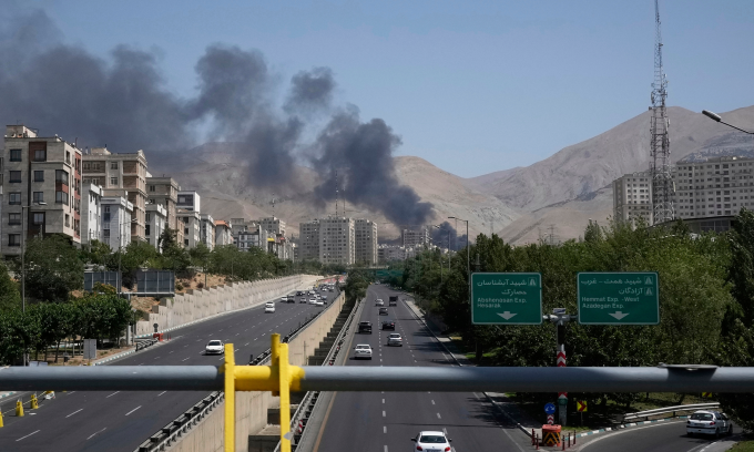 Khói bốc lên tại kho dầu ở Tehran sau cuộc không kích của Israel hôm 16/6. Ảnh: AP