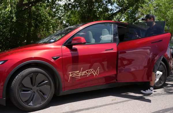 Tesla Robotaxi chính thức chở khách: Bước tiến mới