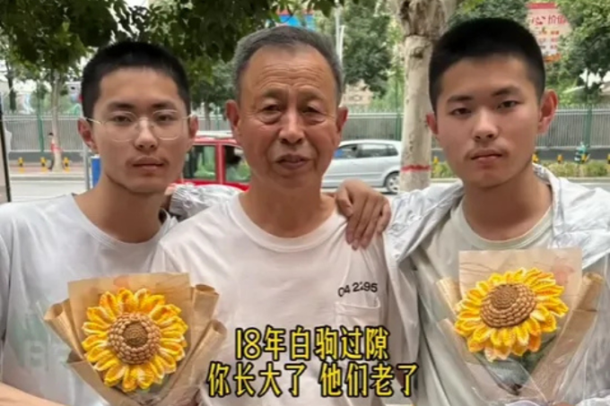 Ông Vương và hai cháu sau khi hoàn thành kỳ thi Cao khảo. Ảnh: Sina News