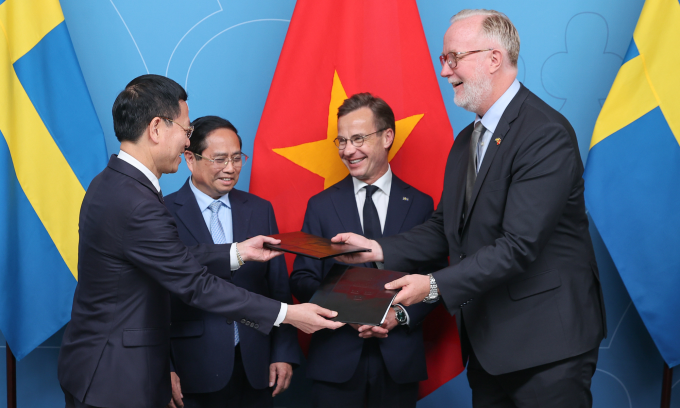 Hai Thủ tướng chứng kiến lễ trao thỏa thuận Đối tác chiến lược ngành về hợp tác khoa học, công nghệ, đổi mới sáng tạo và chuyển đổi số. Ảnh: VGP