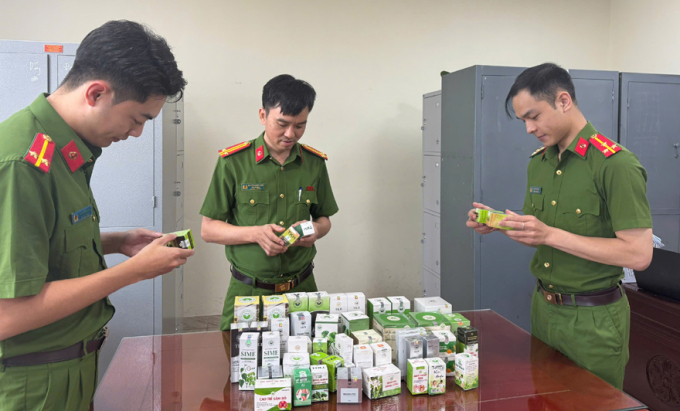 Công an kiểm tra, thu giũ lô thực phẩm chức năng giả. Ảnh: Lam Sơn