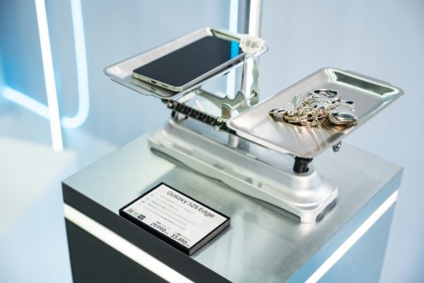 Samsung: Chiến lược smartphone mỏng nhẹ cạnh tranh mới