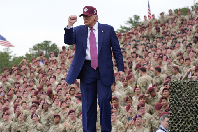 Tổng thống Mỹ thăm doanh trại Fort Bragg tại Bắc Carolina ngày 10/6, bắt đầu chuỗi hoạt động kỷ niệm 250 năm ngày truyền thống Lục quân Mỹ. Ảnh: AP