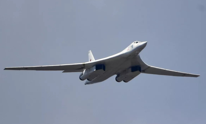 Oanh tạc cơ Tu-160 bay trong buổi luyện tập cho lễ Duyệt binh Chiến thắng tại Moskva năm 2021. Ảnh: RIA Novosti