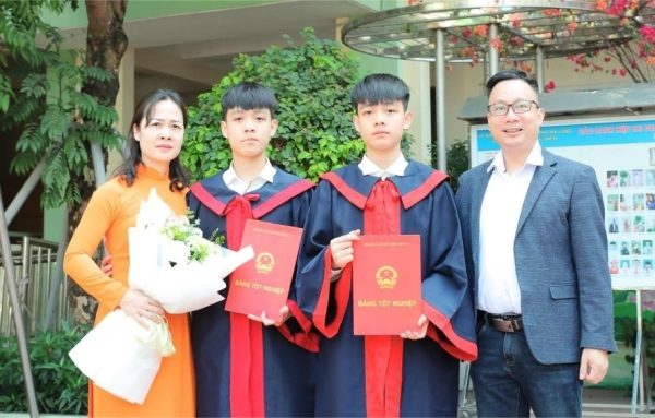 Song sinh thủ khoa, á khoa môn Lý gây sốt