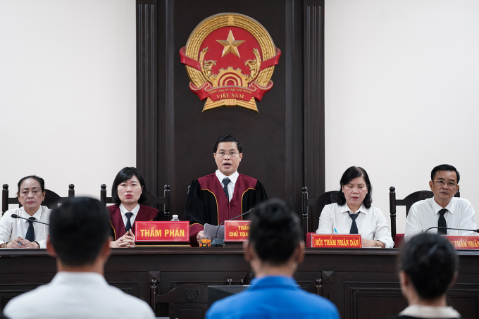 Chủ tọa phiên tòa Bùi Xuân Thường đọc bản án. Ảnh: Trường Hà