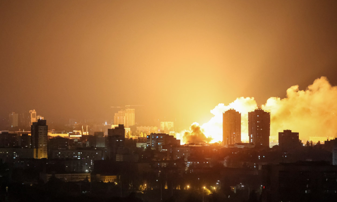Hỏa hoạn tại thủ đô Kiev của Ukraine sau đòn tập kích của Nga hôm 6/6. Ảnh: Reuters