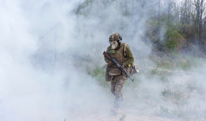 Một tân binh tham gia huấn luyện tại vùng Donetsk, miền đông Ukraine. Ảnh: WSJ