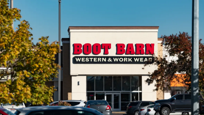 Một cửa hàng Boot Barn Western and Work Wear ở Ammon, Idaho. Nhà bán lẻ giày dép đang phải đối mặt với áp lực về biên lợi nhuận khi các nhà cung cấp bên thứ ba lên kế hoạch tăng giá do thuế quan. Boot Barn - Western and Work Wear - Ammon - Idaho của Tony Webster được cấp phép theo CC BY-SA 2.0