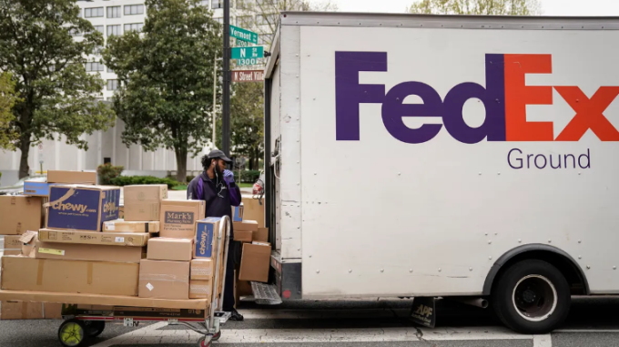 Một nhân viên FedEx đang dỡ hàng từ xe tải giao hàng của mình. Ảnh: Getty Images