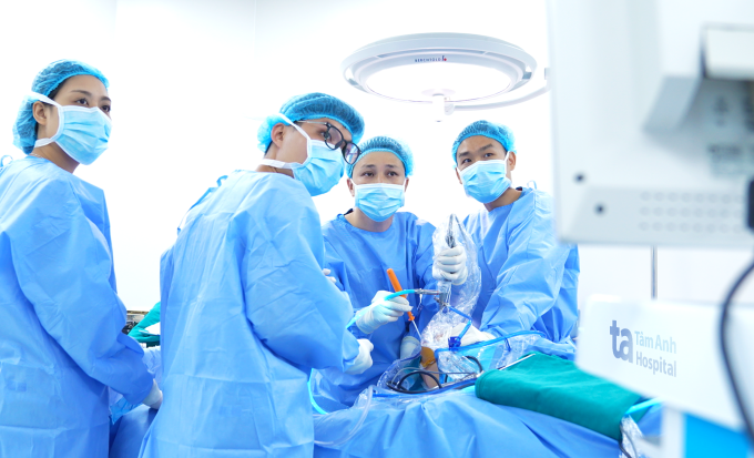 Êkíp bác sĩ phẫu thuật cho chị Vân. Ảnh: Bệnh viện Đa khoa Tâm Anh