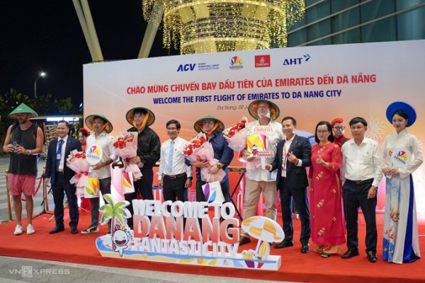 Đà Nẵng chào đón 300 khách Emirates đầu tiên với nón lá truyền thống