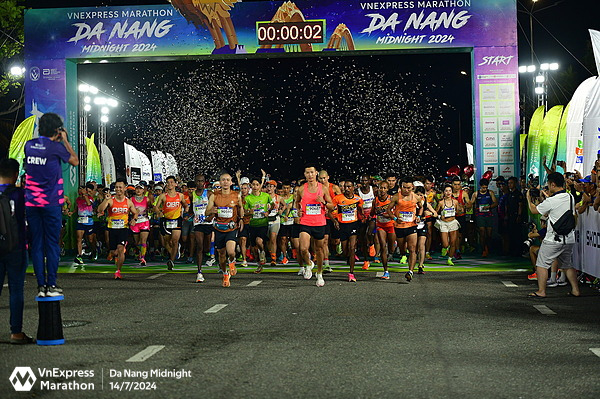 VnExpress Marathon Đà Nẵng quy tụ đông đảo VĐV quốc tế. Ảnh: VM