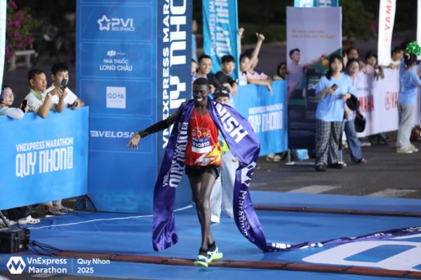 Runner Kenya vô địch VnExpress Marathon Quy Nhơn: Hành trình 8.000 km