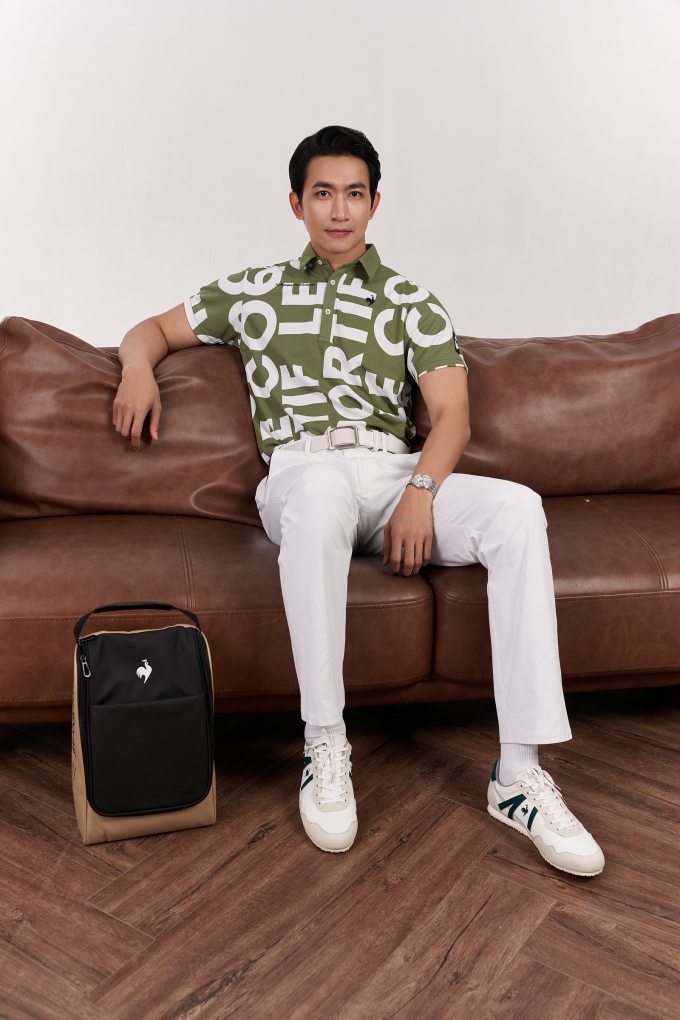 Anh phối áo polo in họa tiết, màu sắc tươi sáng với quần tây trắng và giày thể thao, thanh lịch mà vẫn năng động, trẻ trung. Ảnh: le coq sportif