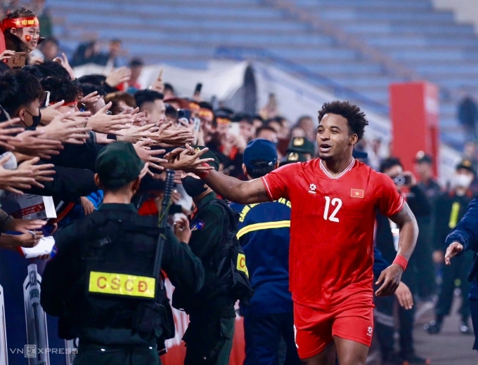 Xuân Son chia vui với người hâm mộ sau khi ghi bàn tại ASEAN Cup 2024. Ảnh: Giang Huy