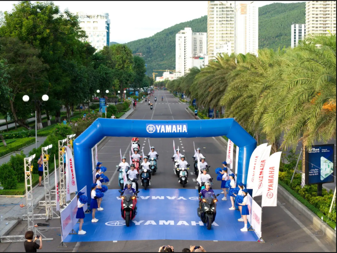 Xe Yamaha dẫn đoàn trong ngày đua 15/6. Ảnh: Yamaha
