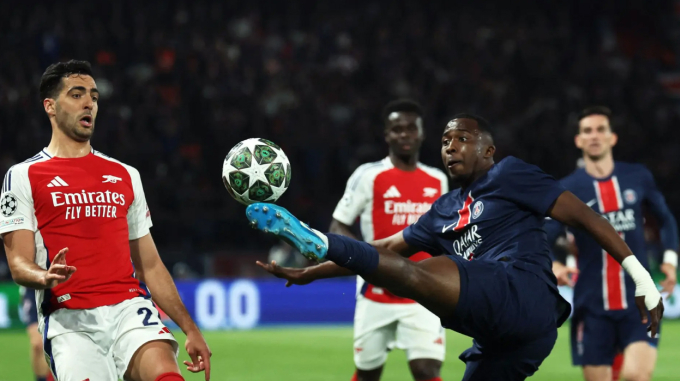 Pacho ngăn chặn một pha bóng trong trận gặp Arsenal ở lượt về bán kết Champions League trên sân Parc des Princes.
