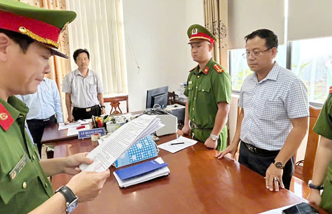 Cảnh sát đọc lệnh bắt ông La Mai Đình Hòa. Ảnh: Anh Thành