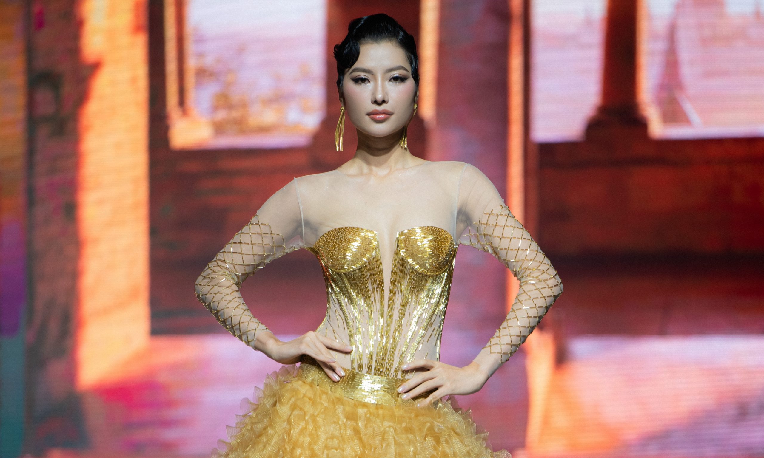 Á hậu Hoàng Nhung diễn vedette show thời trang