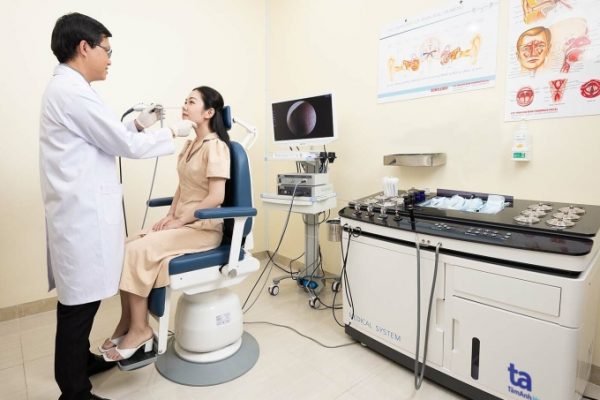 Ngồi máy lạnh: Vì sao gây viêm xoang nặng hơn?