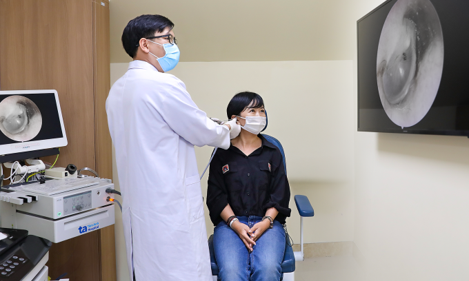 Bác sĩ Phúc Anh đang nội soi cho một người bệnh. Ảnh minh họa: Bệnh viện Đa khoa Tâm Anh