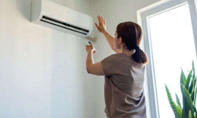 Các nhà sản xuất đều khuyến cáo đóng cửa khi bật điều hòa để tăng hiệu quả làm mát, tiết kiệm điện. Ảnh minh họa: ACCEService