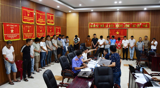 34 người tại cơ quan công an. Ảnh: Xuân Mai