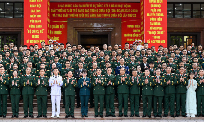 Đại tướng Phan Văn Giang (thứ 8, trái sang) chụp ảnh với các cá nhân được tuyên dương tại lễ trao giải. Ảnh: Việt Trung