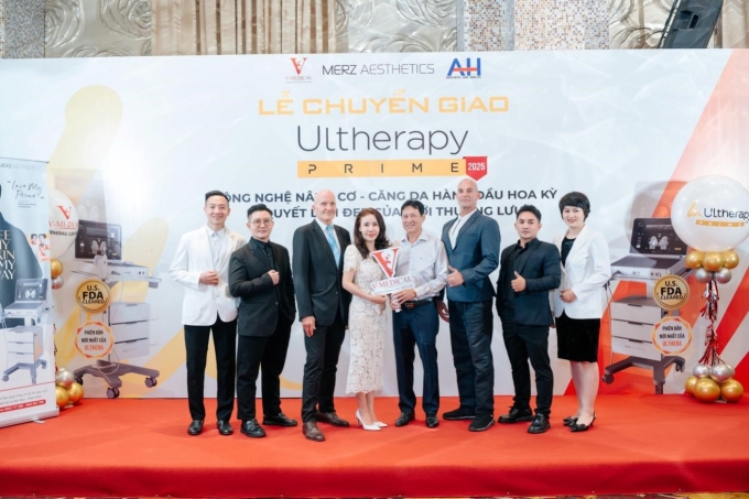 CEO Phan Huyền Vân (đầm trắng, giữa) cùng các đối tác, chuyên gia cố vấn và bác sĩ tại sự kiện. Ảnh: