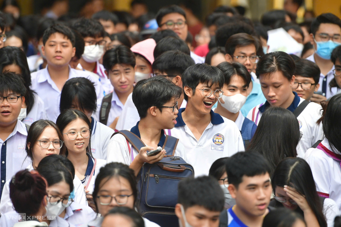 Thí sinh sau giờ thi Ngữ văn ở điểm thi THPT Trưng Vương, quận 1, TP HCM. Ảnh: Thanh Tùng