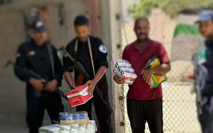 Các thành viên nhóm Abu Shabab kiểm soát phân phối hàng viện trợ nhân đạo cho người dân Dải Gaza. Ảnh: Times of Israel