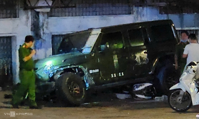 Ôtô Jeep bị hư hỏng, gãy trục bánh xe, cuốn một xe máy dưới gầm sau tai nạn liên hoàn. Ảnh: Đình Văn