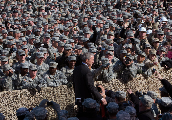Tổng thống Mỹ George W. Bush thăm căn cứ quân sự Camp Arifjan ở Kuwait, năm 2008. Ảnh: AFP