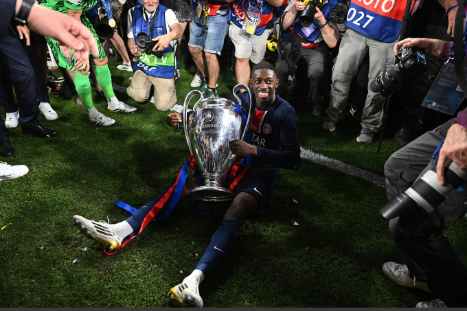 Dembele tạo dáng bên chiếc Cup Champions League, sau trận chung kết với Inter. Ảnh: AFP