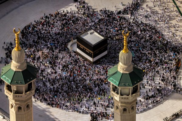 Mecca: Người hành hương đổ về trong nắng nóng 40 độ C