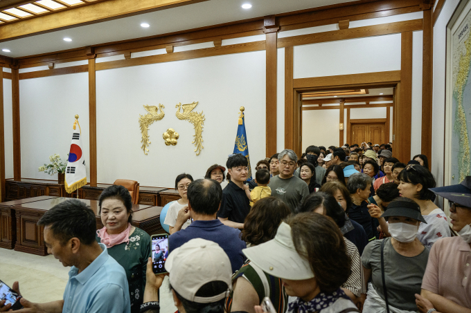 Du khách tham quan bên trong Nhà Xanh hôm 9/6. Ảnh: AFP
